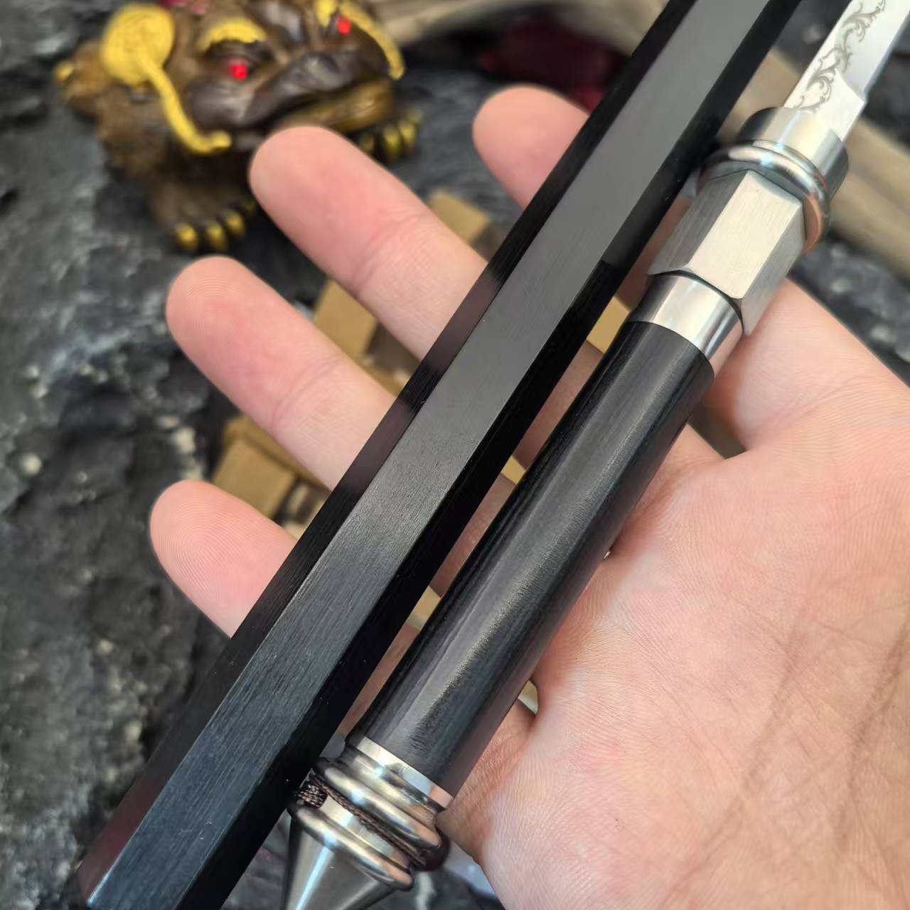 【 With Accessories 】 The multi-functional Kanglong armor can be used to play with meat in hand. It also features a small knife, a tea knife, and a self-defense window-breaking hammer details Picture
