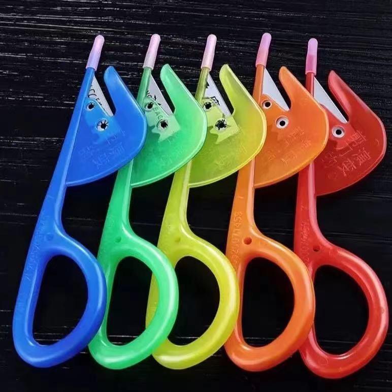 Intestinal unblocking device, duck intestine knife, chicken intestine knife, intestine opening device, eels, loaches and fish, intestine breaking tool, chicken, duck and goose intestine unblocking and scraping Application Scenario