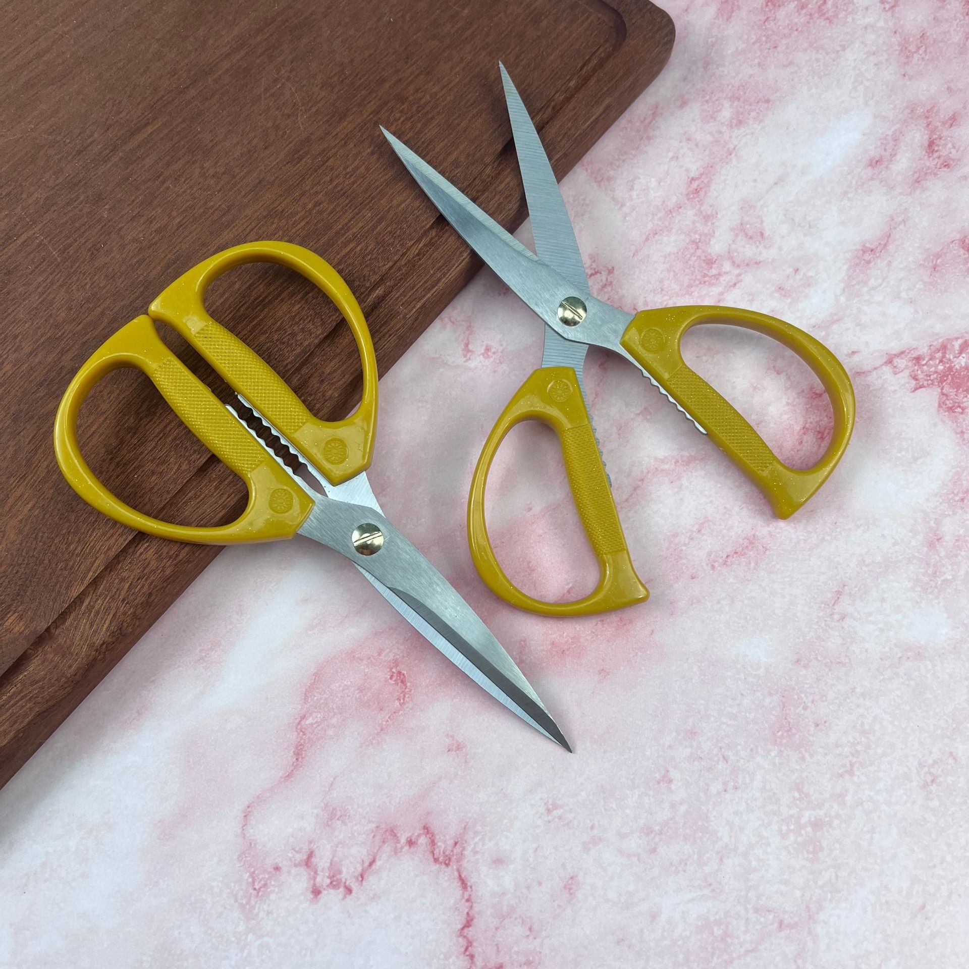Factory direct sales of stainless steel gold scissors, kitchen scissors, tailor scissors, hand scissors, large household scissors, plastic scissors Application Scenario