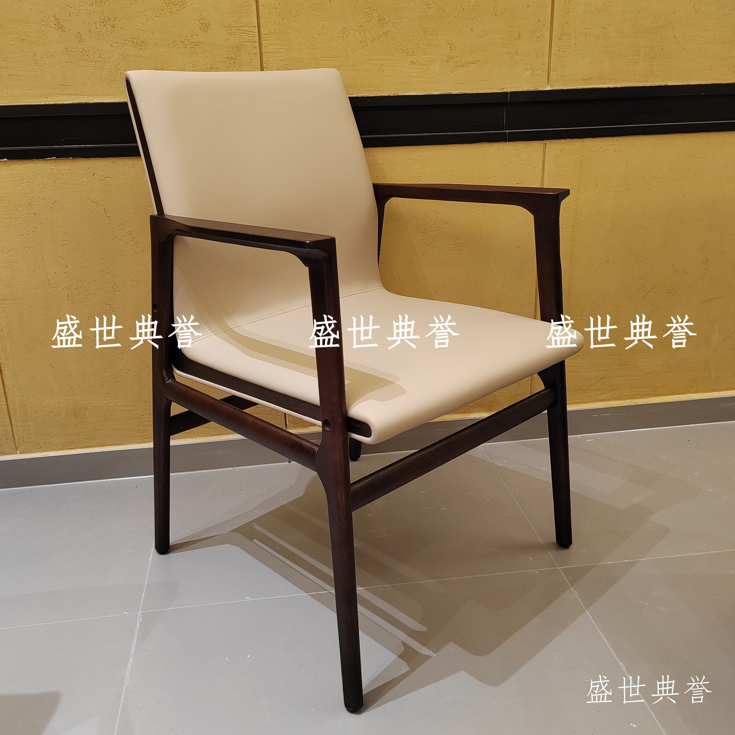 Cangzhou International Hotel's solid wood dining tables and chairs, banquet center private rooms, modern light luxury dining chairs, club solid wood armchairs