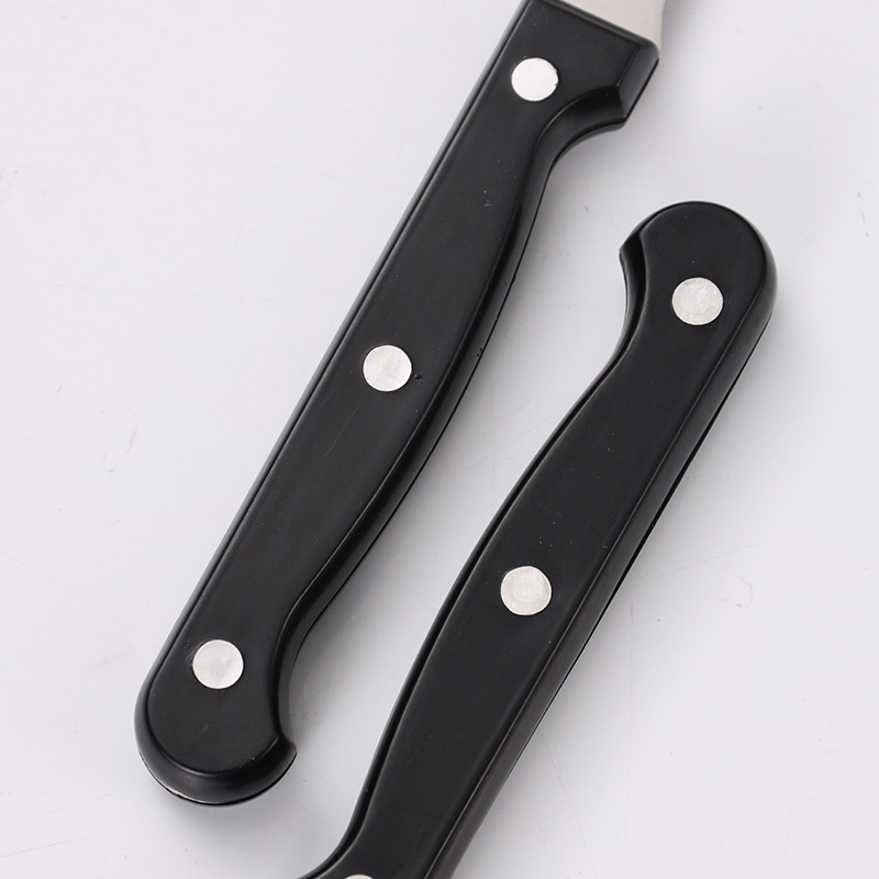 4.5-inch Western-style steak knife from the original manufacturer, cross-border stock, serrated knife, PP black extended handle steak knife Application Scenario