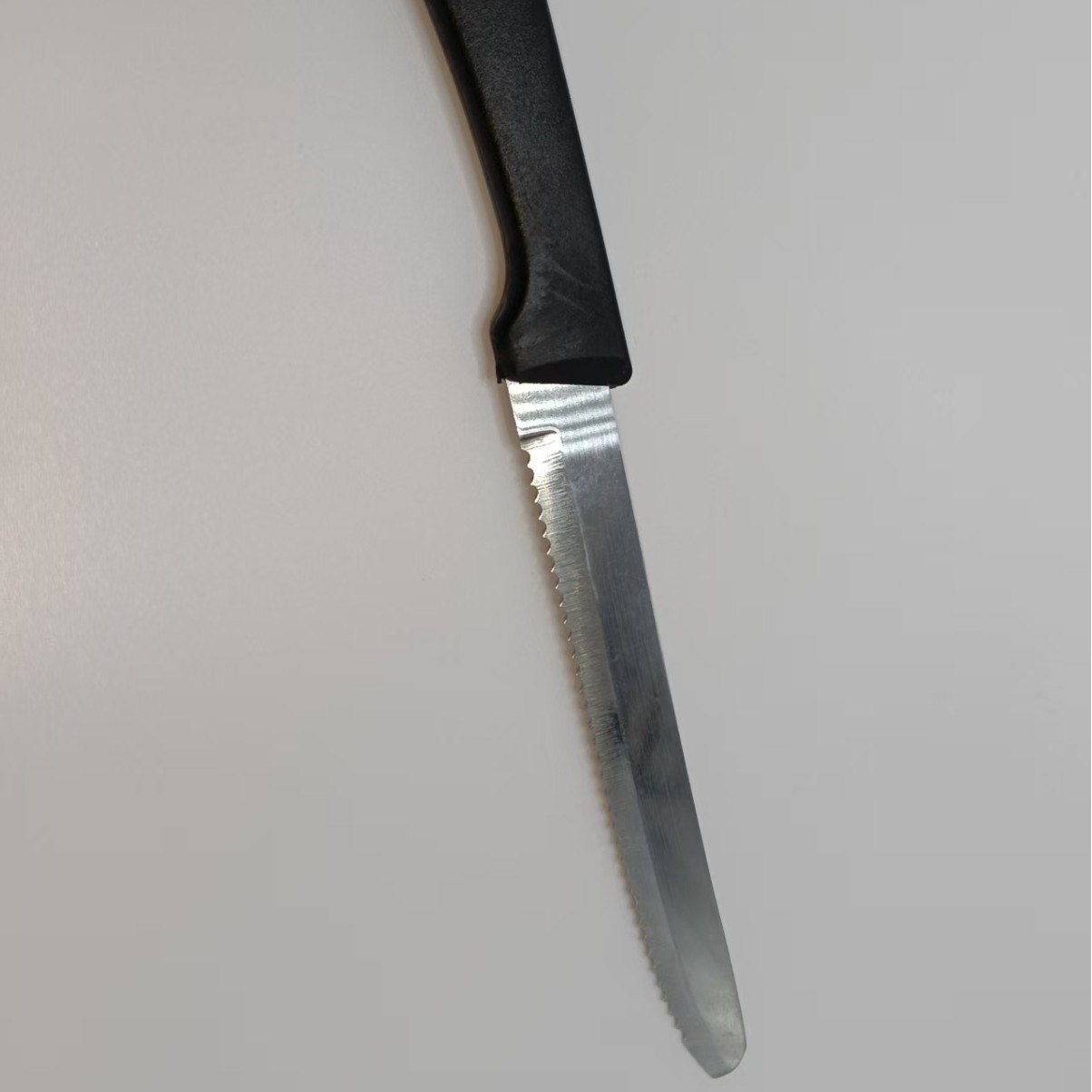 Stainless steel super-sharp serrated Western-style knives in stock, restaurant and hotel tableware, camping Western-style steak knives in stock full figure