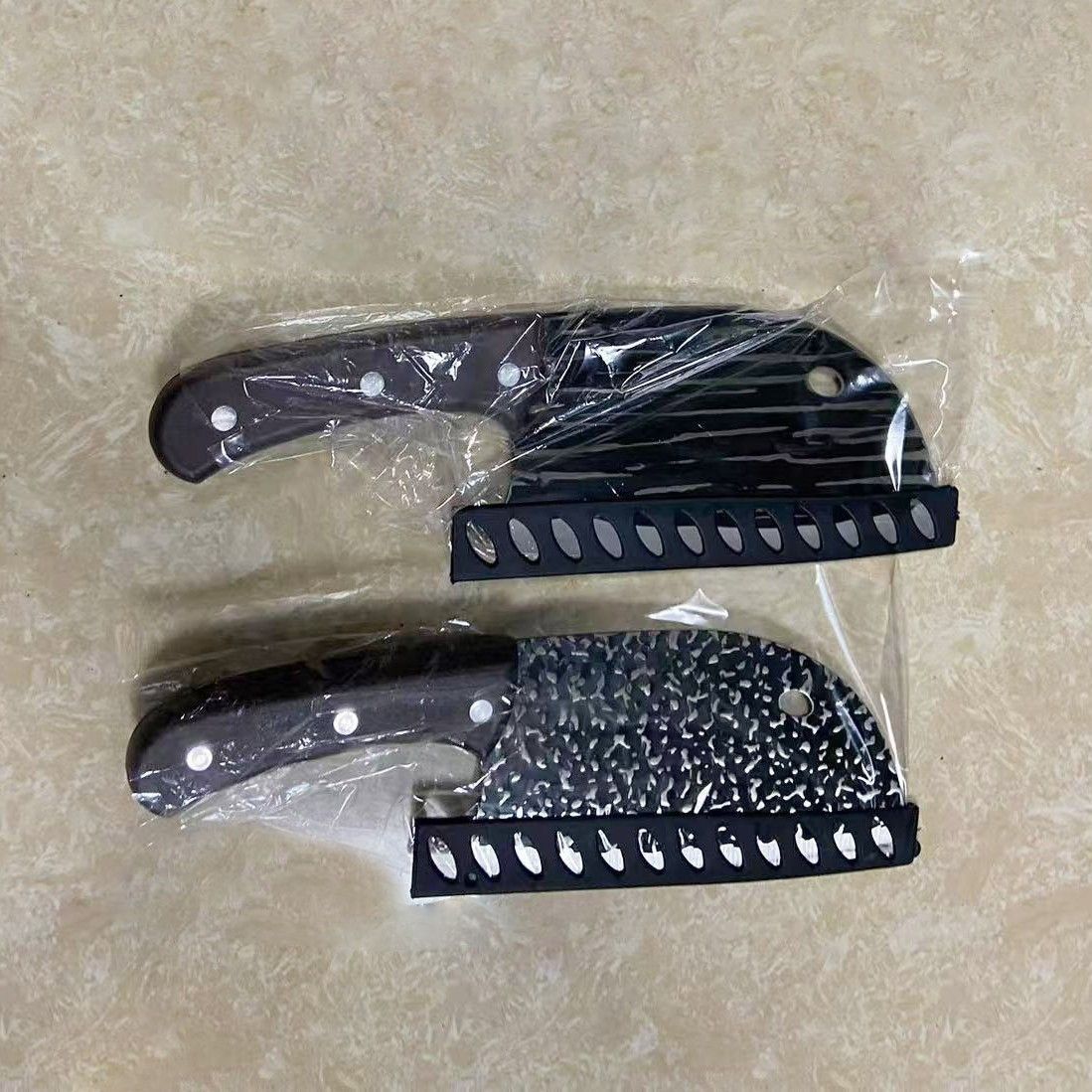 This is a popular online celebrity striped hammer-patterned hand-forged slicing knife, a multi-functional dual-purpose fish head knife, and a sharp kitchen meat slicer Application Scenario
