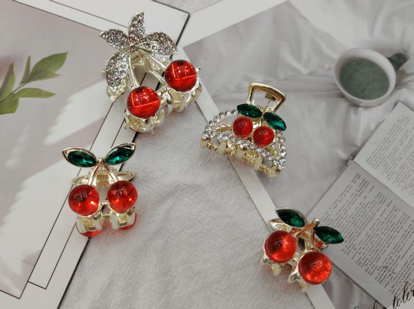 发夹/鲨鱼夹/鸭嘴夹/抓夹/新年红色发夹白底实物图