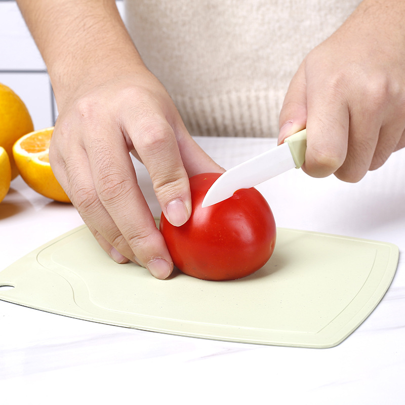 Ceramic fruit knife three-piece set, chopping board peeler set, mini cutting board, home and office peeler, small knife Application Scenario