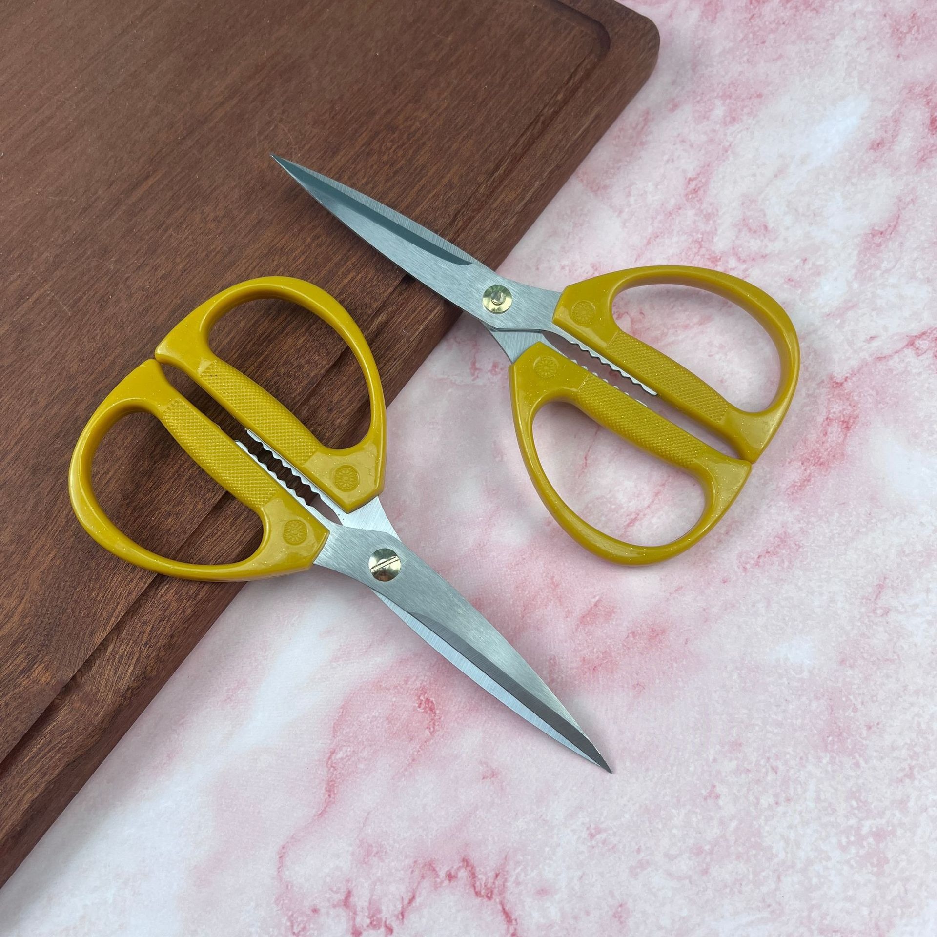 Factory direct sales of stainless steel gold scissors, kitchen scissors, tailor scissors, hand scissors, large household scissors, plastic scissors Specification drawing