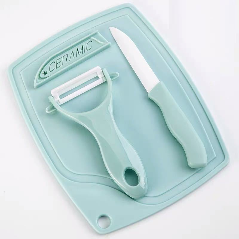 Three-piece ceramic fruit knife set, two-piece stainless steel fruit knife peeler set, kitchen melon grater and cutting board gift set Application Scenario