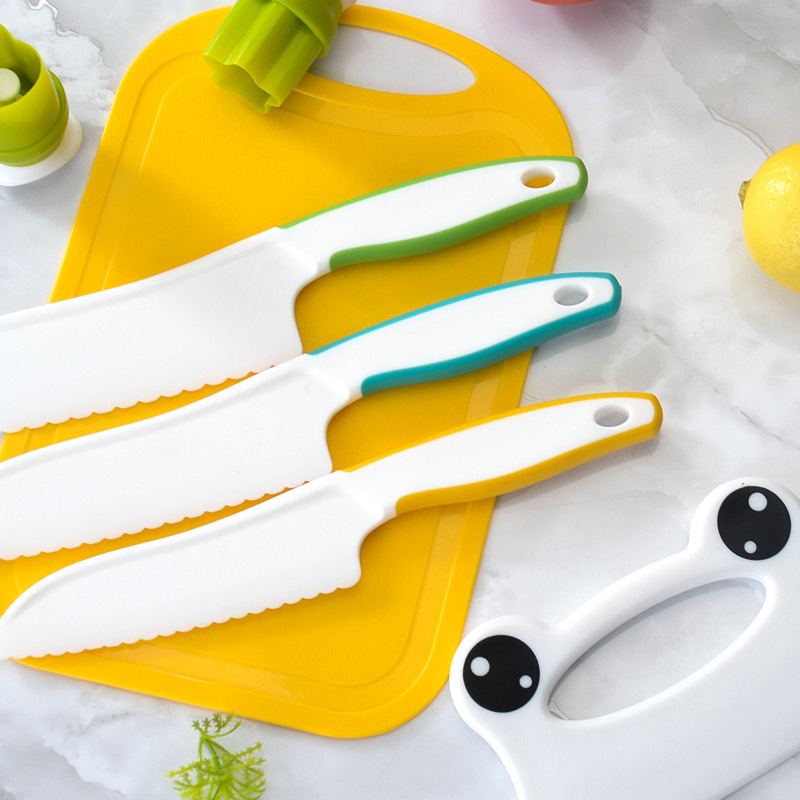 New kindergarten early education hand-friendly sawtooth knife, cutting board knife, peeler knife, children's plastic knife set, safe Application Scenario