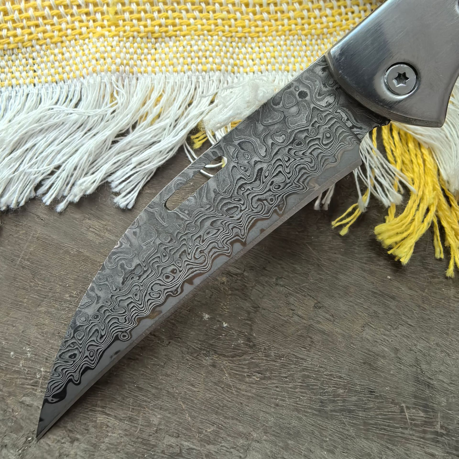 Fox-handled Damascus steel folding fruit knife, outdoor meat knife, portable camping pocket knife for foreign trade Specification drawing