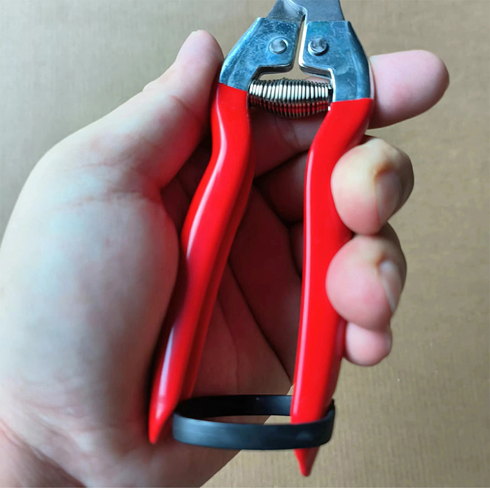 Factory direct sales of iron-handled pruning shears, garden shears, fruit-picking shears, anti-slip pruning shears, grape shears, large, medium and small shears Application Scenario