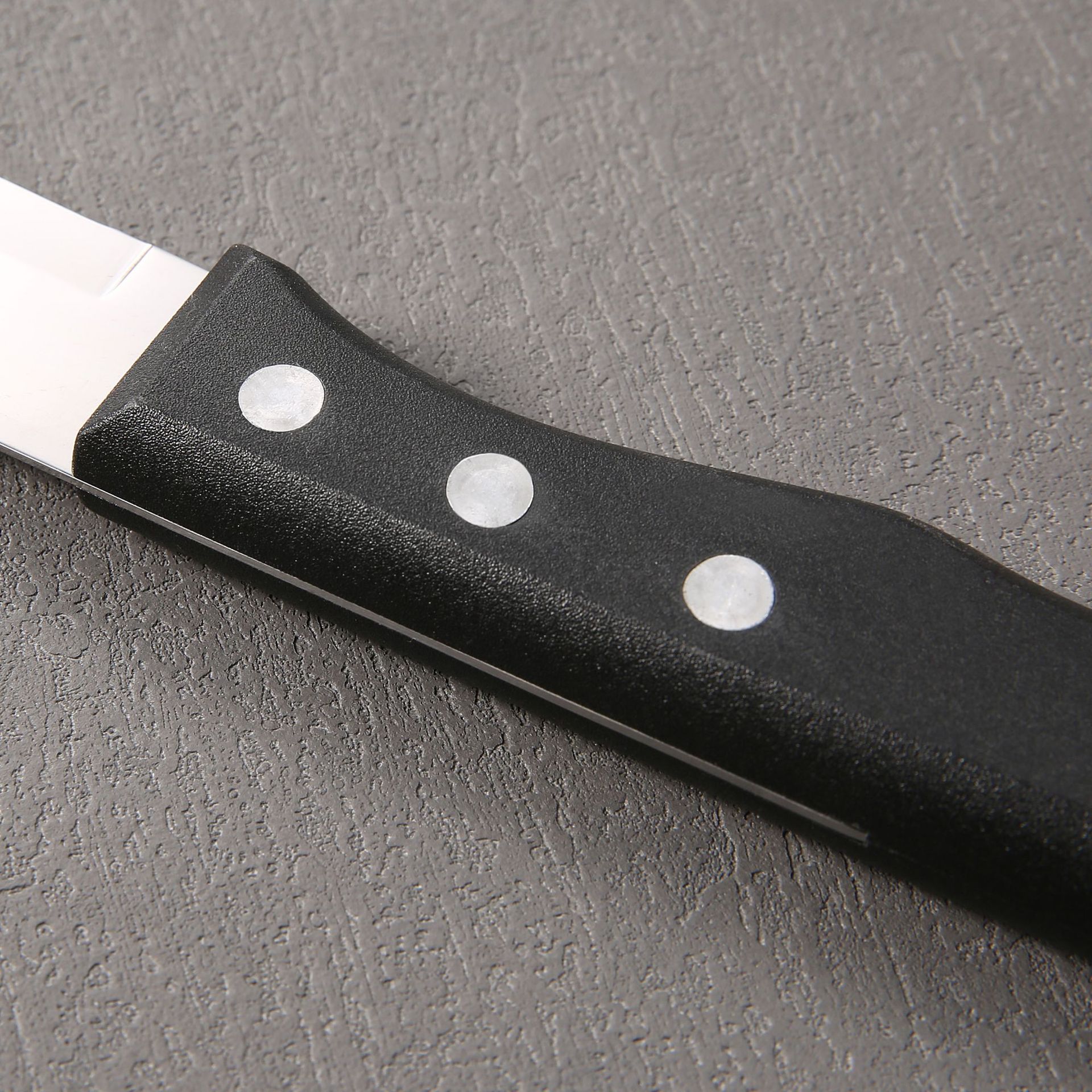 Kitchen bread knife, stainless steel serrated Western-style steak knife, hotel Western-style food knife, plastic-handled pp steak knife, Yangjiang Application Scenario