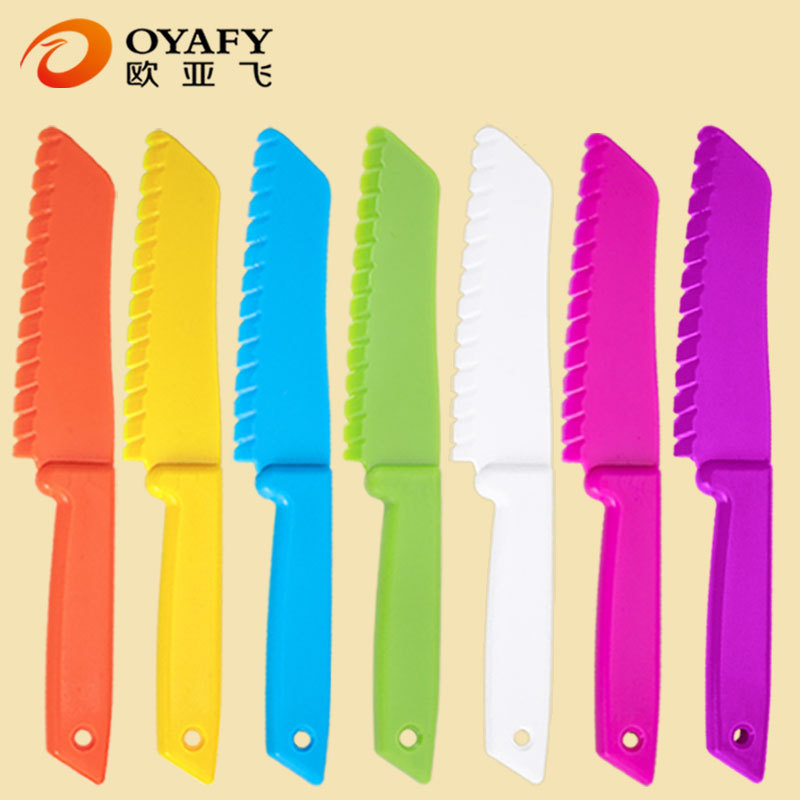 Plastic children's fruit knife cutting board, children's fruit peeler toy knife, bread and dessert knife, portable vegetable knife set Application Scenario