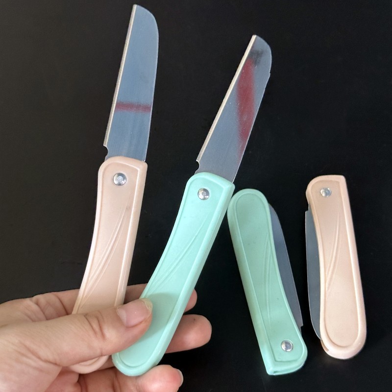 Thickened colored folding knife fruit knife is convenient to carry. 1-yuan store and 2-yuan store wholesale supply Application Scenario
