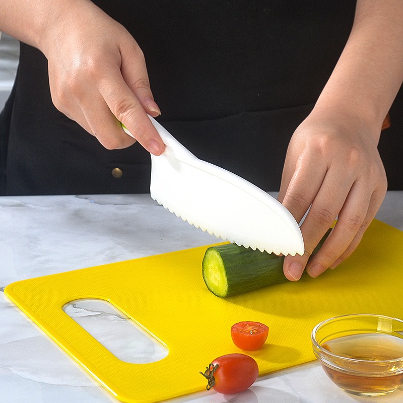In-stock children's cutting board set, hand-friendly plastic knife for cutting vegetables, early education kindergarten children's cake knife set Application Scenario