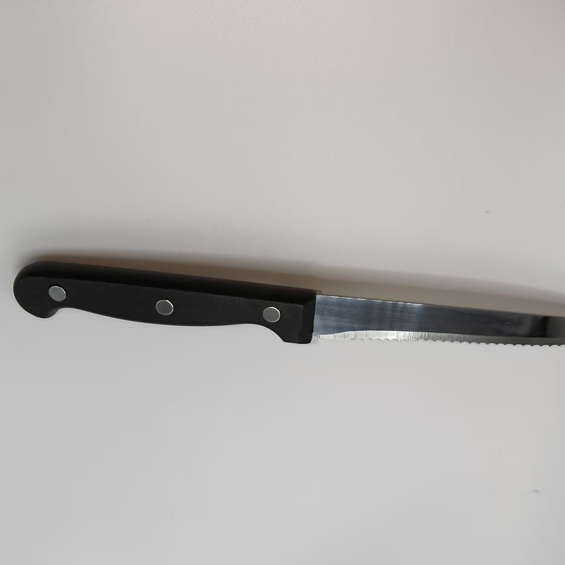 Stainless steel super-sharp serrated Western-style knives in stock, restaurant and hotel tableware, camping Western-style steak knives in stock Application Scenario