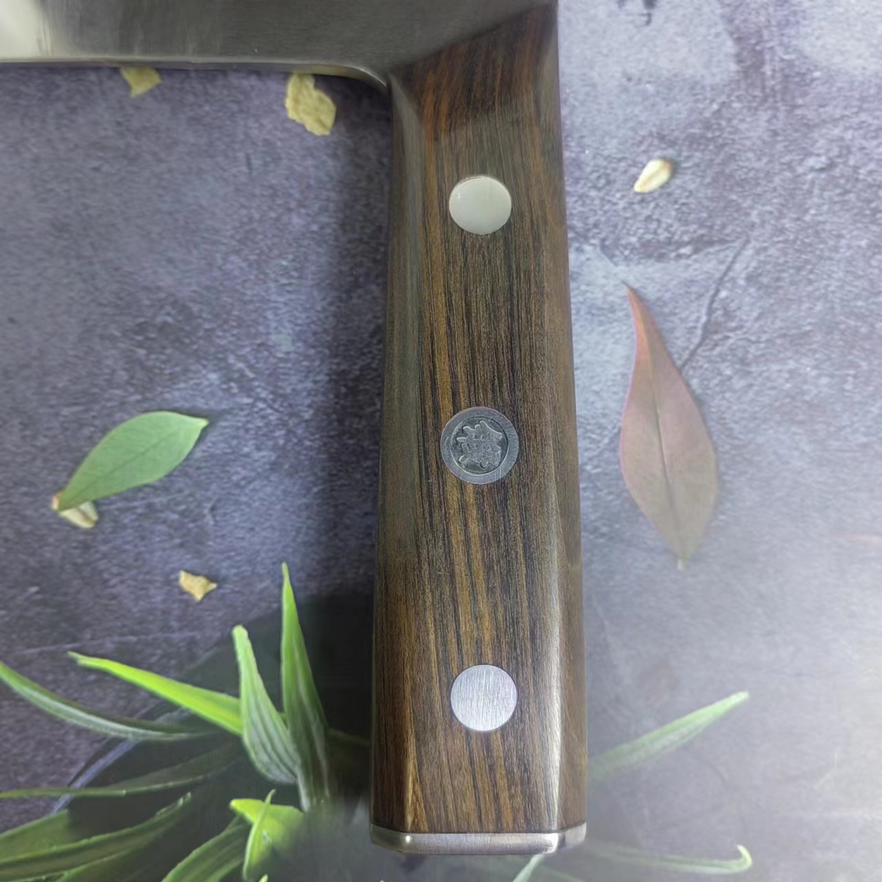 Hand-forged bone-cutting knives made of shell steel, old-fashioned knives for barbecued meat stalls, Jiujiangwan knives, bearing steel, and slicing knives for cooked food in hotels Application Scenario