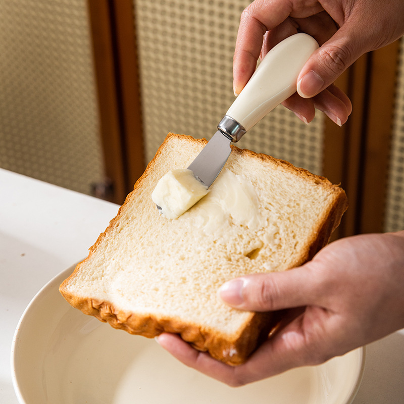Cross-border stainless steel cheese and butter knife with ceramic handle, multi-functional spreading knife for cheese, jam, cream and peanut butter Application Scenario