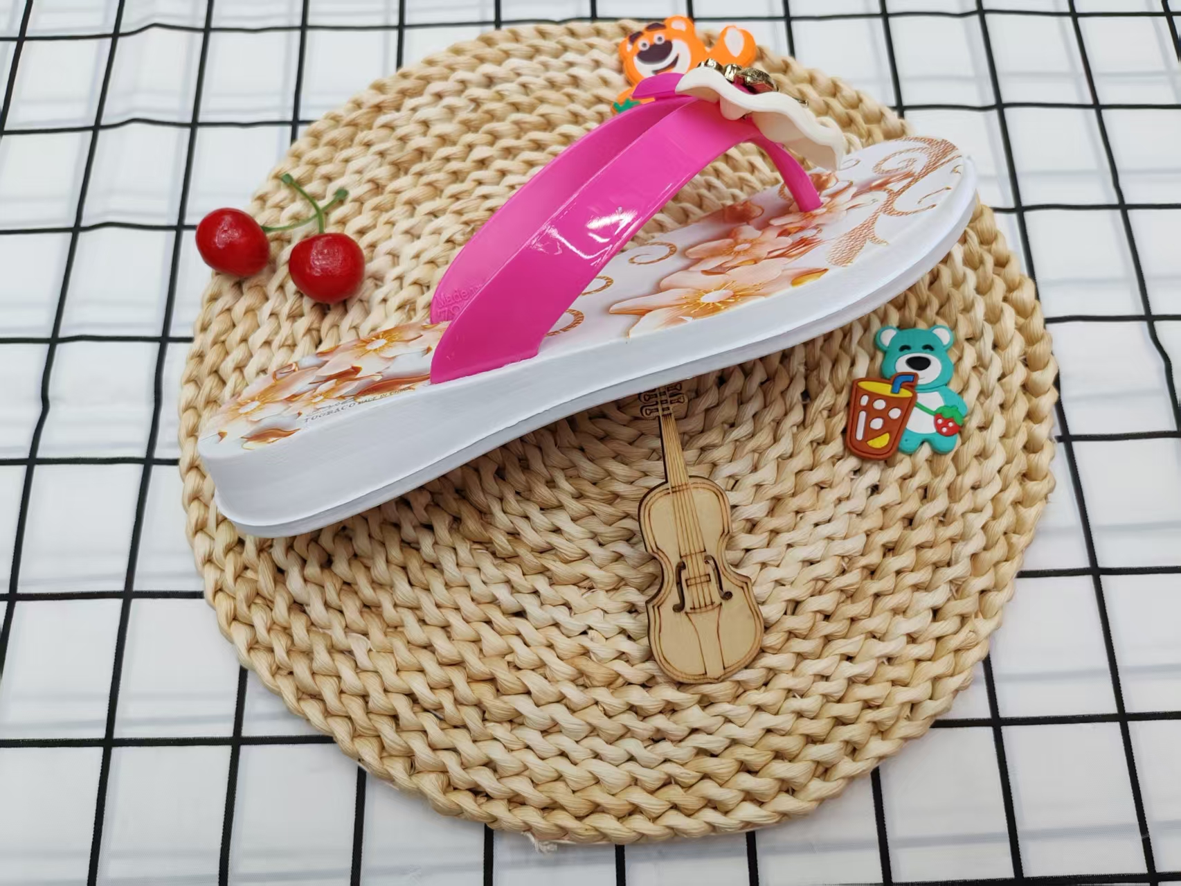 New summer 2025 printed thick-soled anti-slip flip-flops and flip-flops Application Scenario