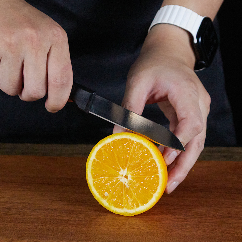 Steak knives and other small knives, toast knives, table tools, bread knives with serrated teeth, steak knives, and multi-purpose outdoor fruit knives Application Scenario