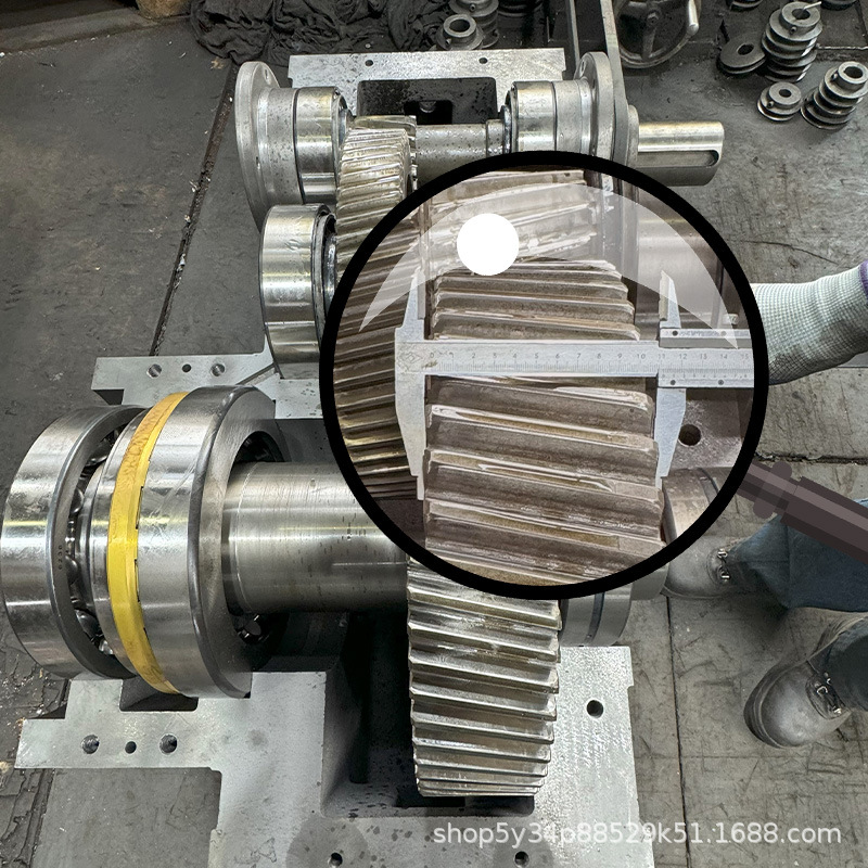 The manufacturer supplies wholesale mechanical horizontal hard-toothed helical gear reducers, extruders and ZLYJ single-screw gearboxes details Picture