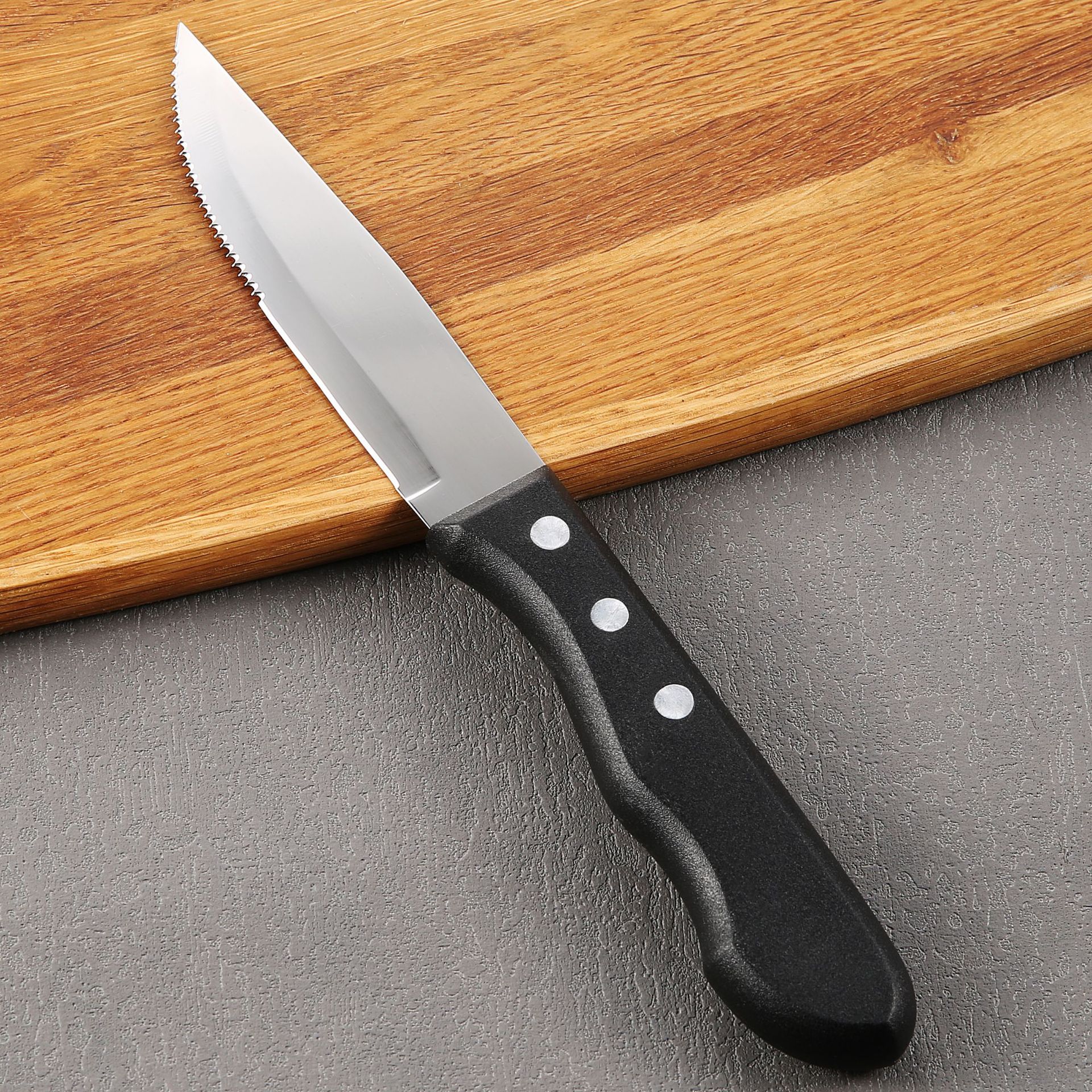 Kitchen bread knife, stainless steel serrated Western-style steak knife, hotel Western-style food knife, plastic-handled pp steak knife, Yangjiang full figure