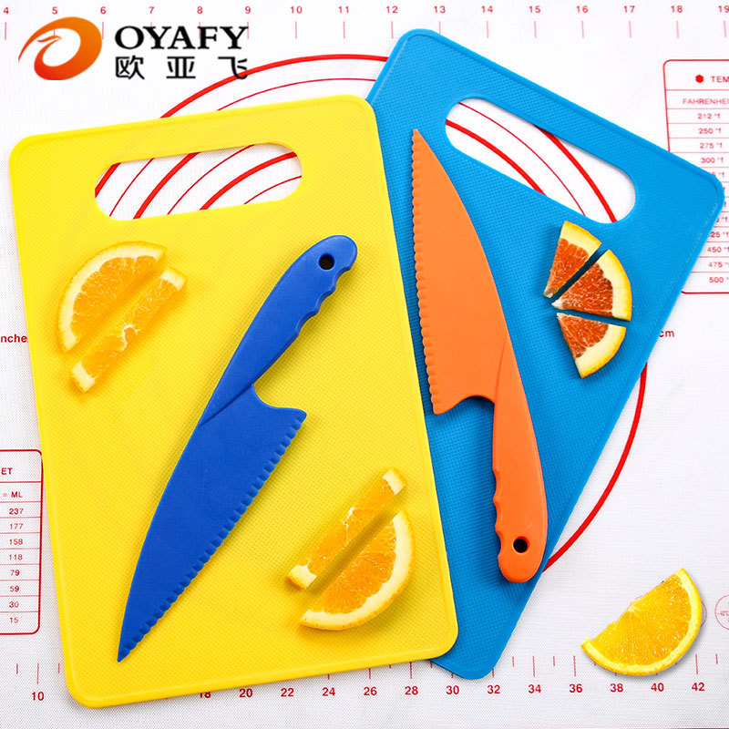 Children's plastic fruit knife, kindergarten early education vegetable cutting knife, cake tray knife, cheese dessert knife, serrated bread knife Application Scenario