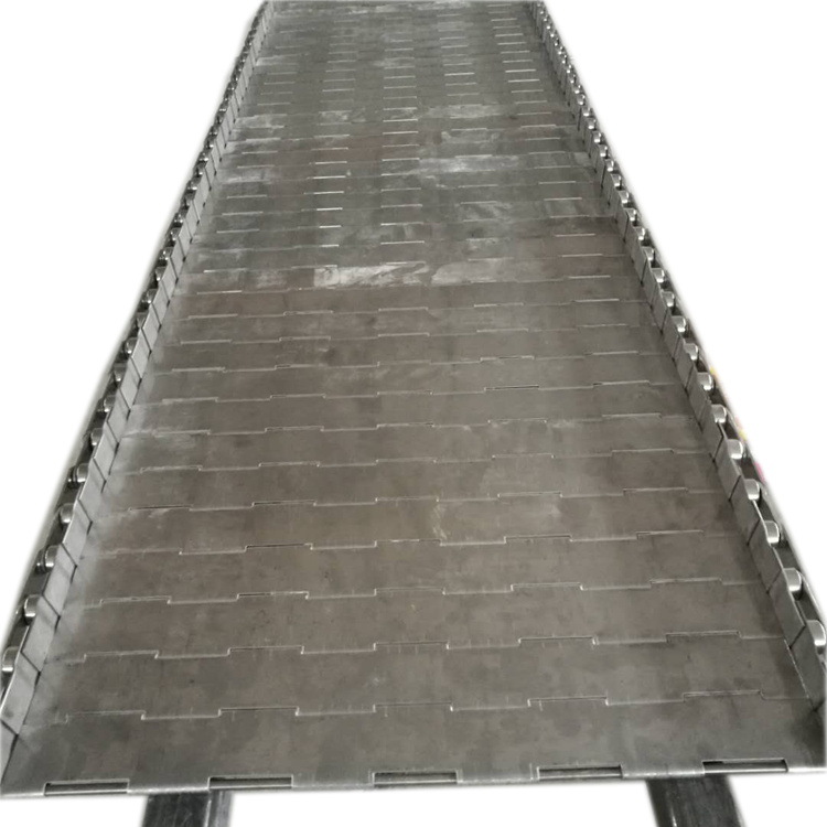 The manufacturer supplies stainless steel perforated chain plates for industrial transmission, stainless steel conveyor plates, chain side guide wheels, drag wheels and chain plates Item Picture