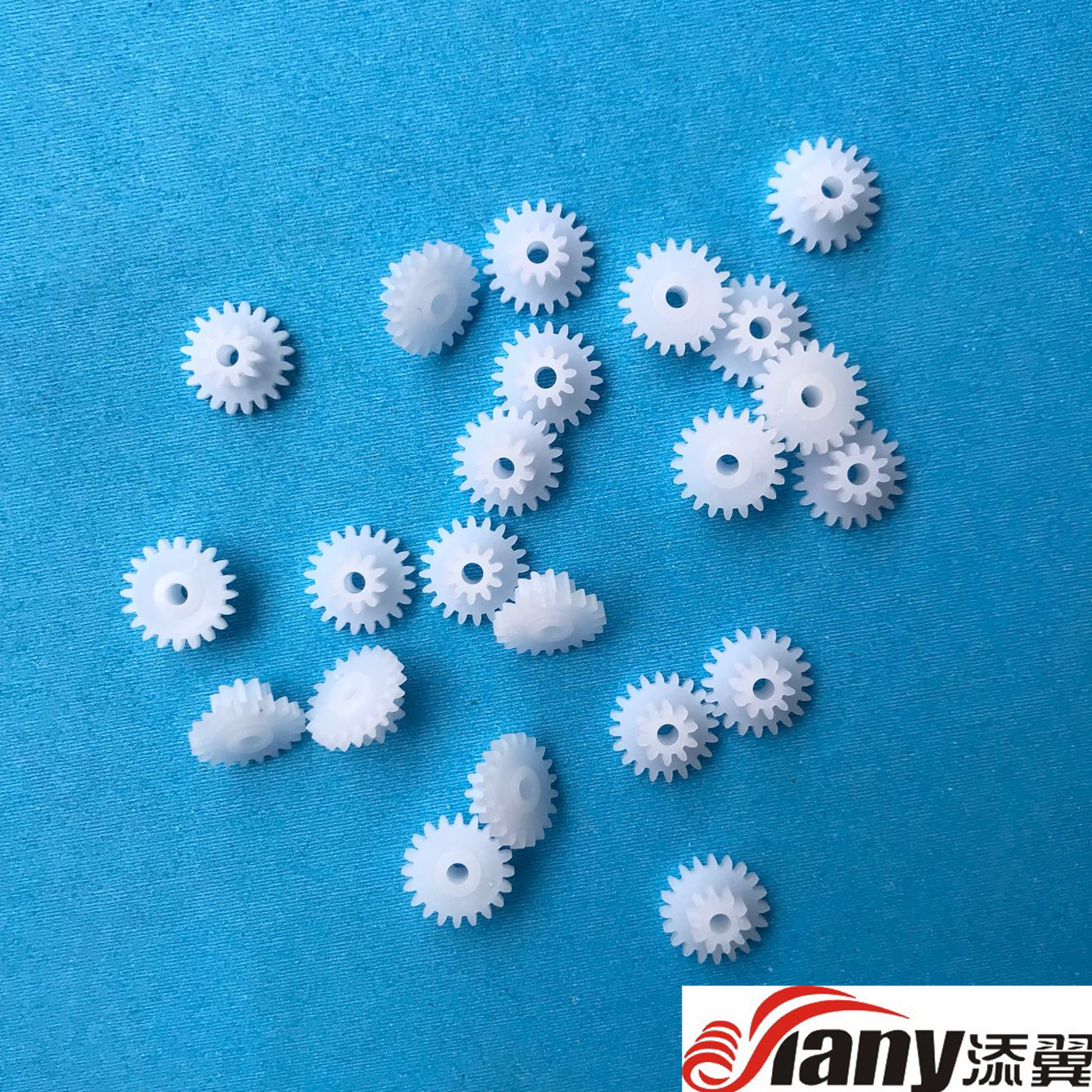 Factory direct sale of 2020B plastic gears POM self-lubricating low-noise M0.5X10TX20T plastic transmission gears details Picture