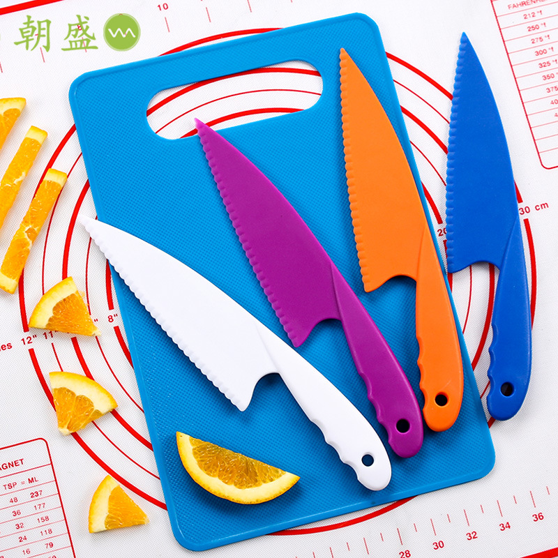 PP plastic children's fruit and vegetable knives, early childhood education kitchen knives, fruit peelers, toy knives, dough kneading pads, cutting boards Application Scenario