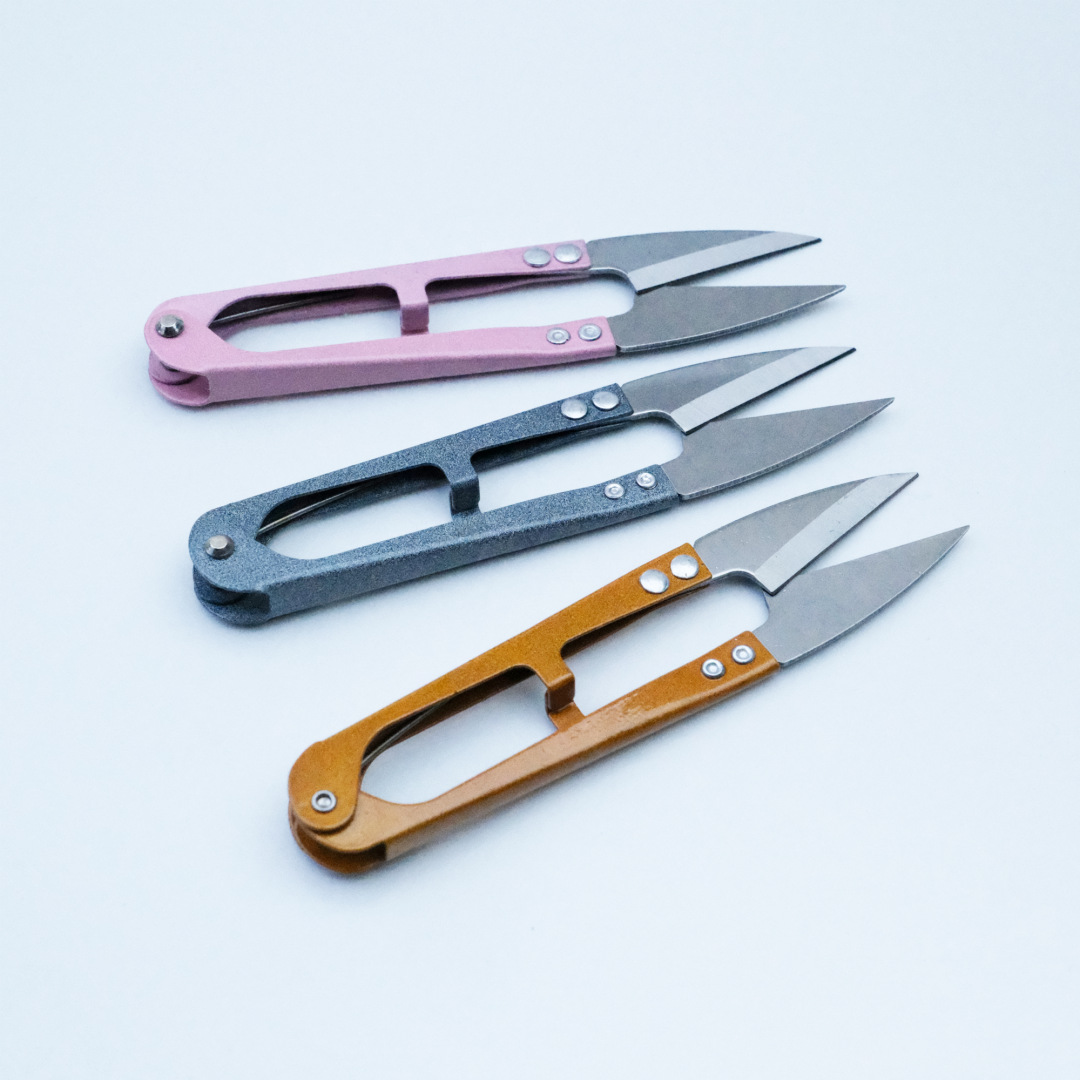 Wholesale of cross-border wordless small scissors, U-shaped small scissors, spring embroidery, household sewing thread ends, embroidery and tailor scissors full figure