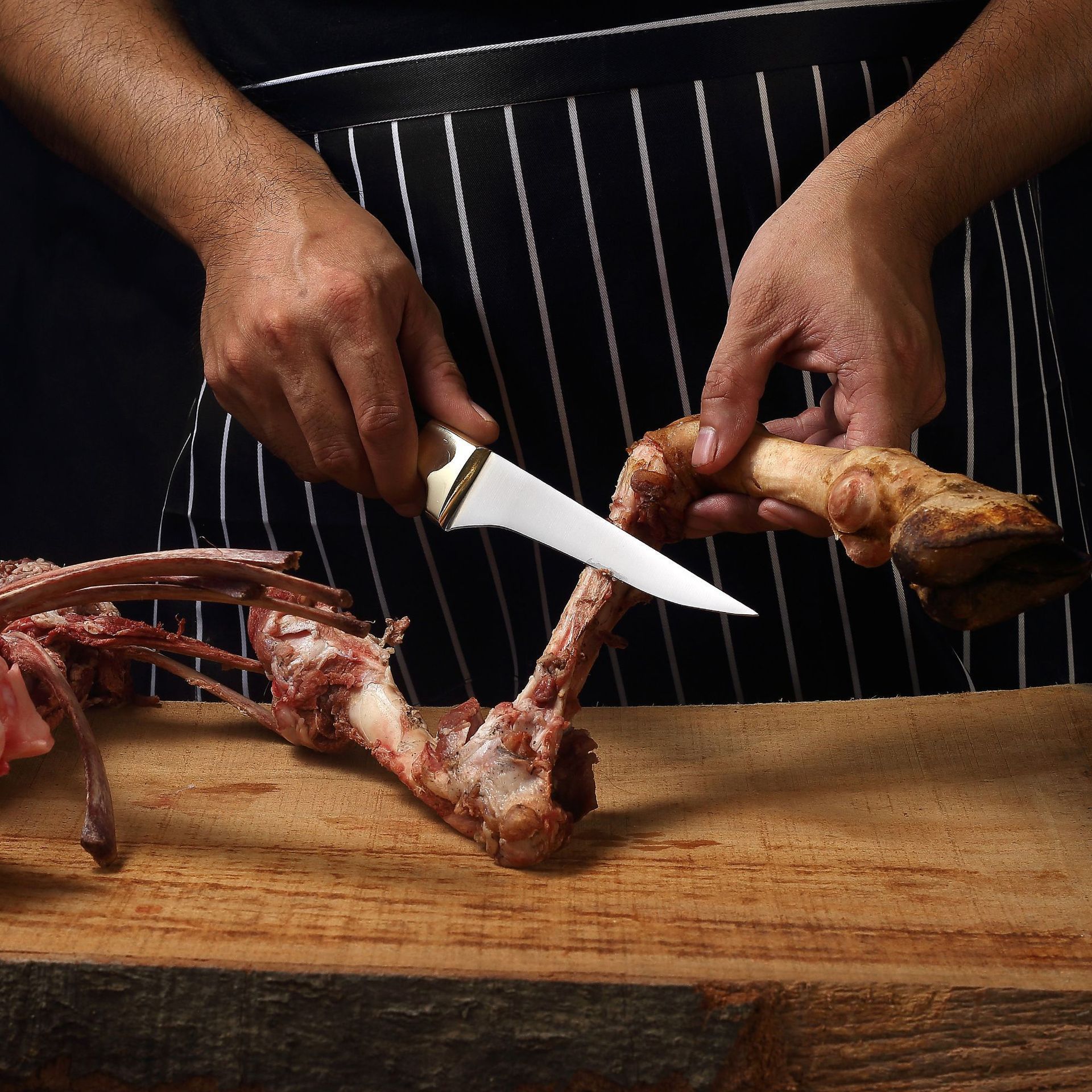 Copper-handled stainless steel slaughter knife, boning knife, meat cutting knife, peeling knife, chef's knife, sharp knife, bone-removing knife, sheep slaughtering and cutting knife Application Scenario