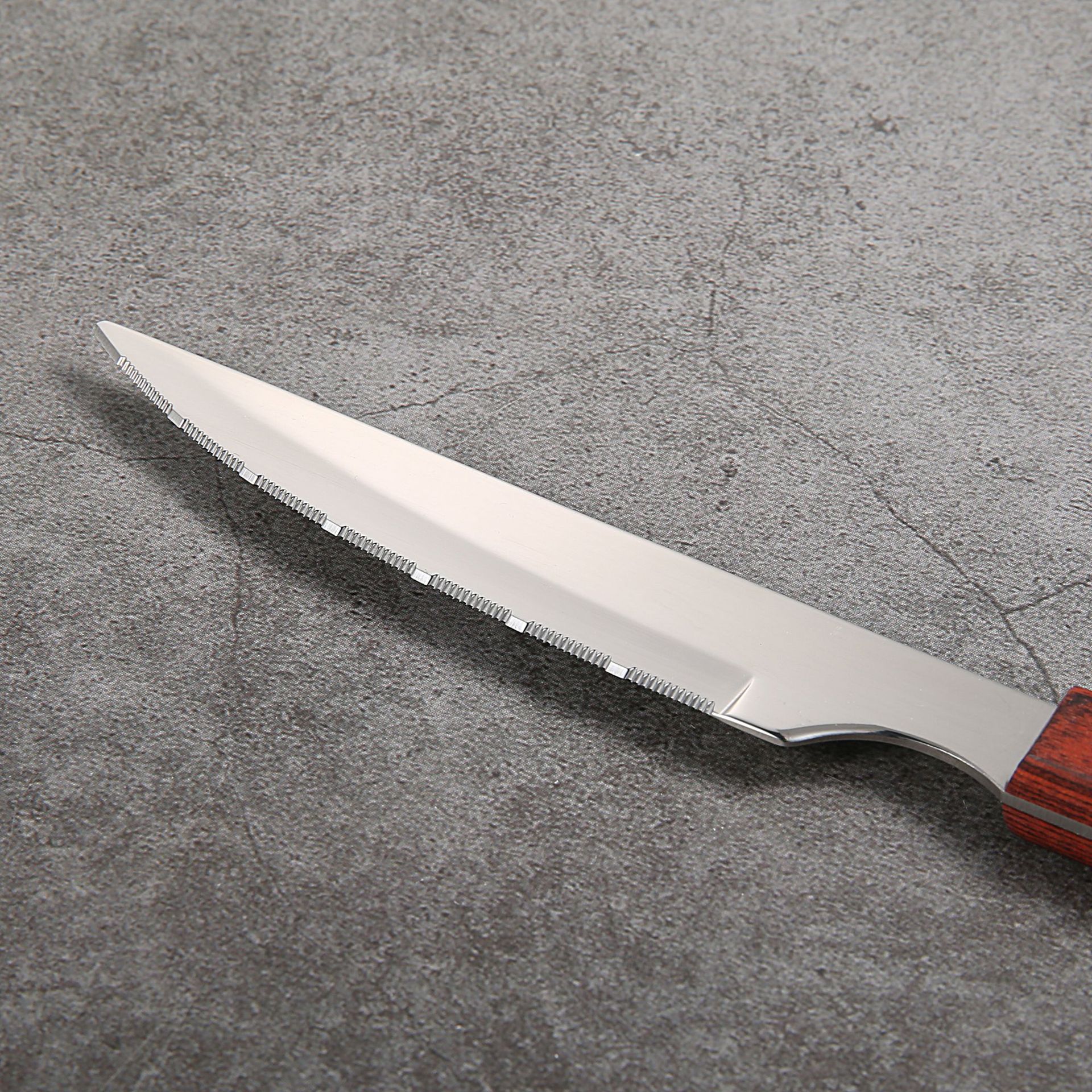 In stock, retro, high-quality Western-style knife, stainless steel serrated steak knife, family dining knife, red color wooden handle steak knife Application Scenario