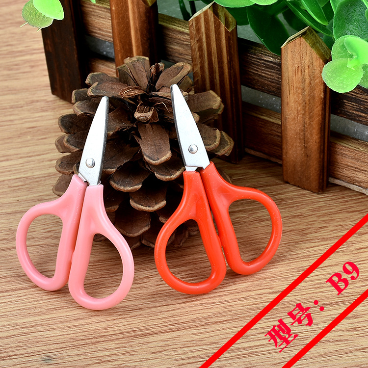Wholesale manufacturer of sewing kit accessories, stainless steel scissors, mini student scissors, cross-stitch scissors, and small scissors details Picture
