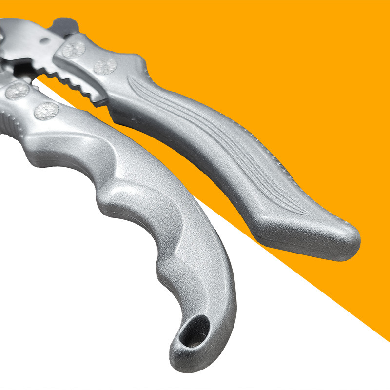 Manufacturer's in-stock multi-functional stainless steel kitchen scissors are powerful for cutting chicken bones, food, bottle caps, fish scales, and meat Application Scenario
