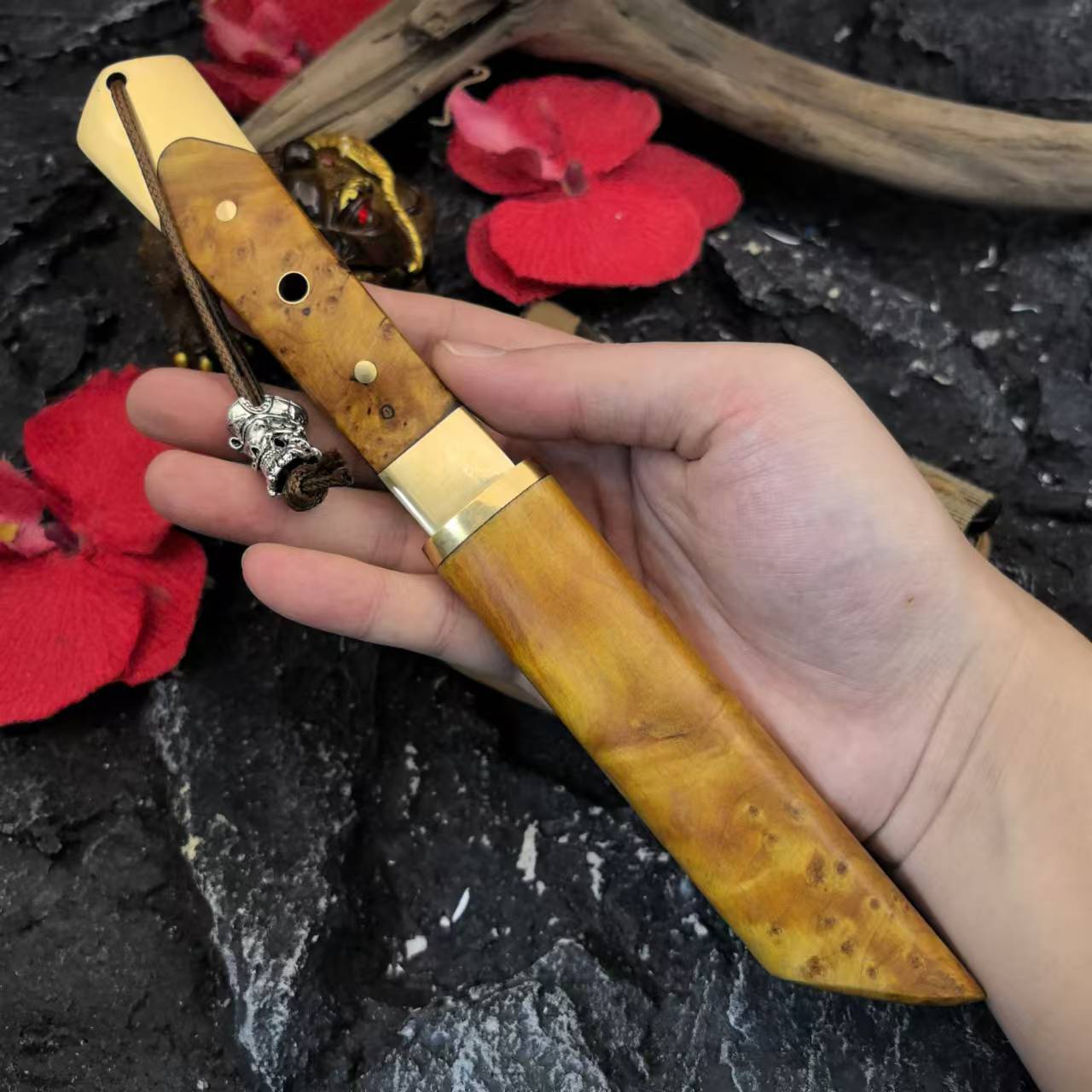 The new Damascus VG10 outdoor multi-functional integrated keel knife is a portable and collectible meat knife for outdoor survival undefined