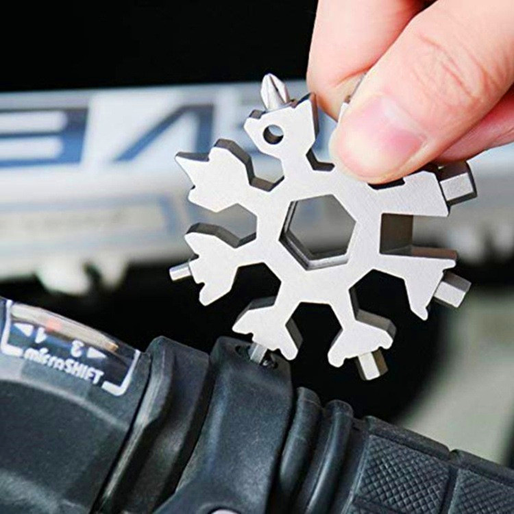 18-in-one multi-functional snowflake tool card, thickened all-steel snowflake wrench for daily household use, mini screwdriver Application Scenario