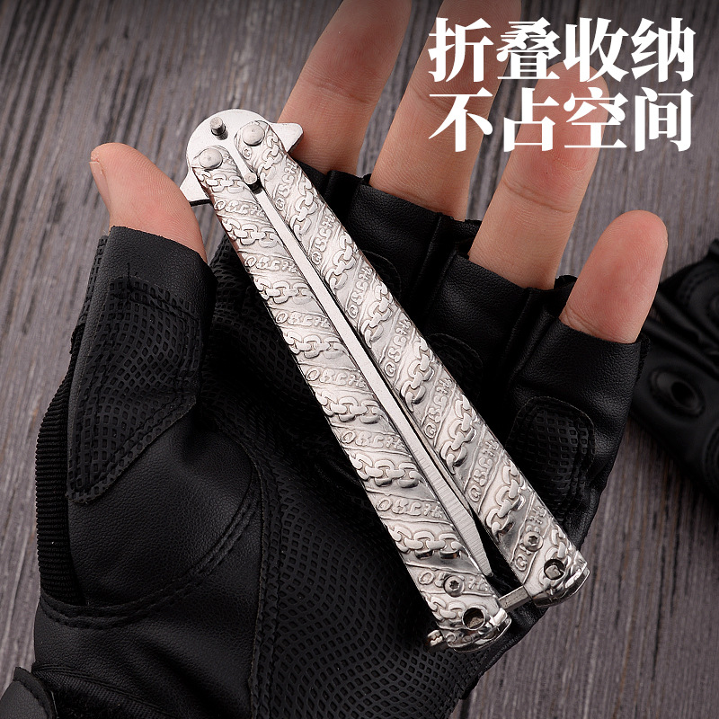 The stainless steel training tool for the CSGO game chain butterfly knife is practiced without cutting the blade. Practice folding and swinging the knife Application Scenario