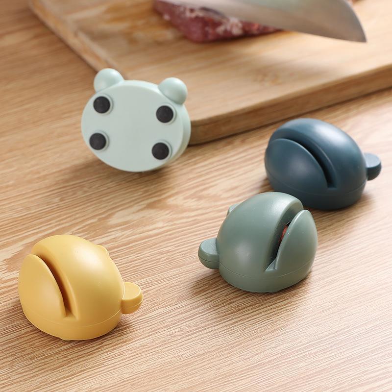 Creative Frog knife sharpener, manual quick knife sharpener, household kitchen easy knife sharpener, scissors sharpener stone Application Scenario