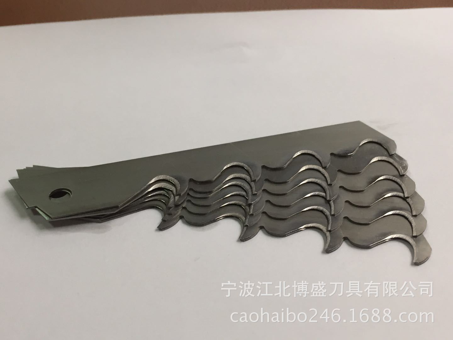 Original factory wholesale special-shaped utility blades 0.5 four-hook knife blades SK5 material, breakable, multi-functional and practical Specification drawing