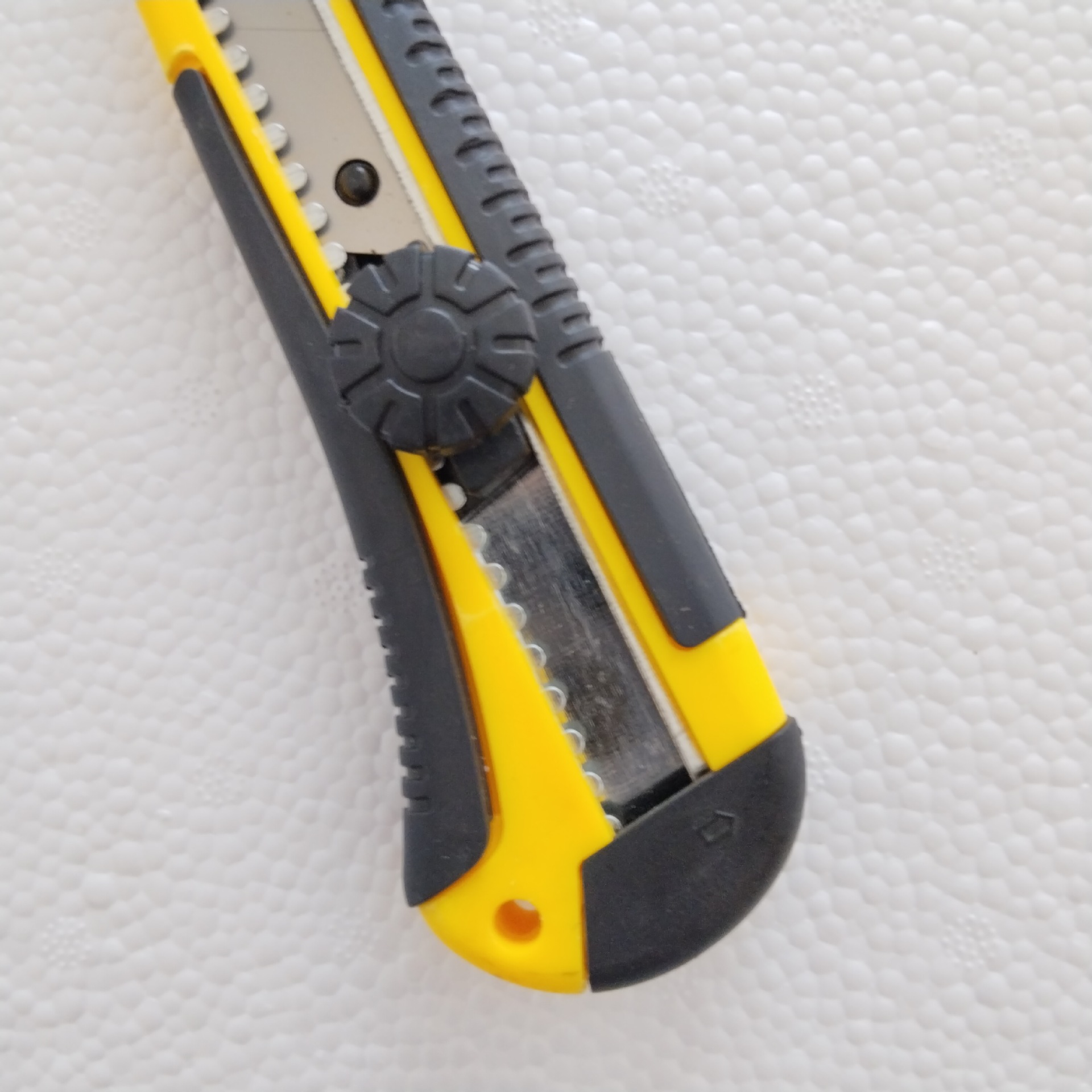 Factory wholesale round push utility knives, self-locking utility knives, industrial-grade wallpaper knives, medium-sized express knives, unpacking knives Specification drawing