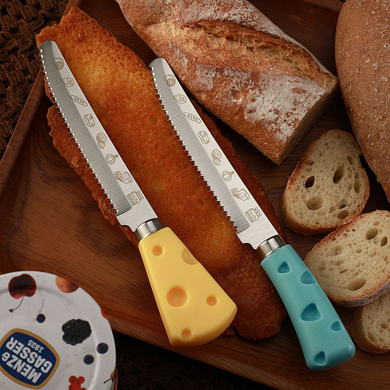 New Western-style knives in stock at the factory, such as steak knives with plastic handles and cute saw teeth, toast and bread knives, and hotel steak knives details Picture