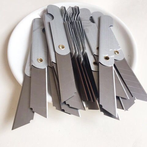 A box of 20 iron sheet utility knives, large paper cutters, old-fashioned stainless steel knives, pencil sharpeners for cutting. Manufacturer details Picture