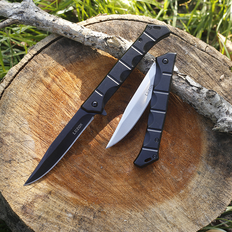 High-hardness outdoor survival folding knife, camping self-defense, portable survival folding knife with aluminum handle Application Scenario