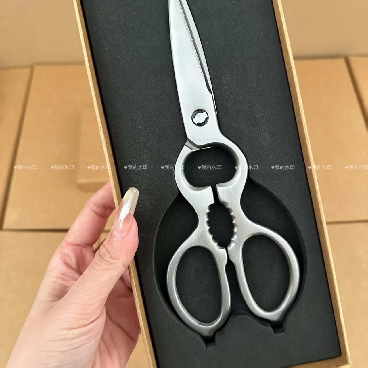 Yinuo Kitchen Household kitchen scissors, all-steel hoist scissors, multi-functional stainless steel scissors, fish-killing, scale-scraping, chicken bone cutting scissors Application Scenario