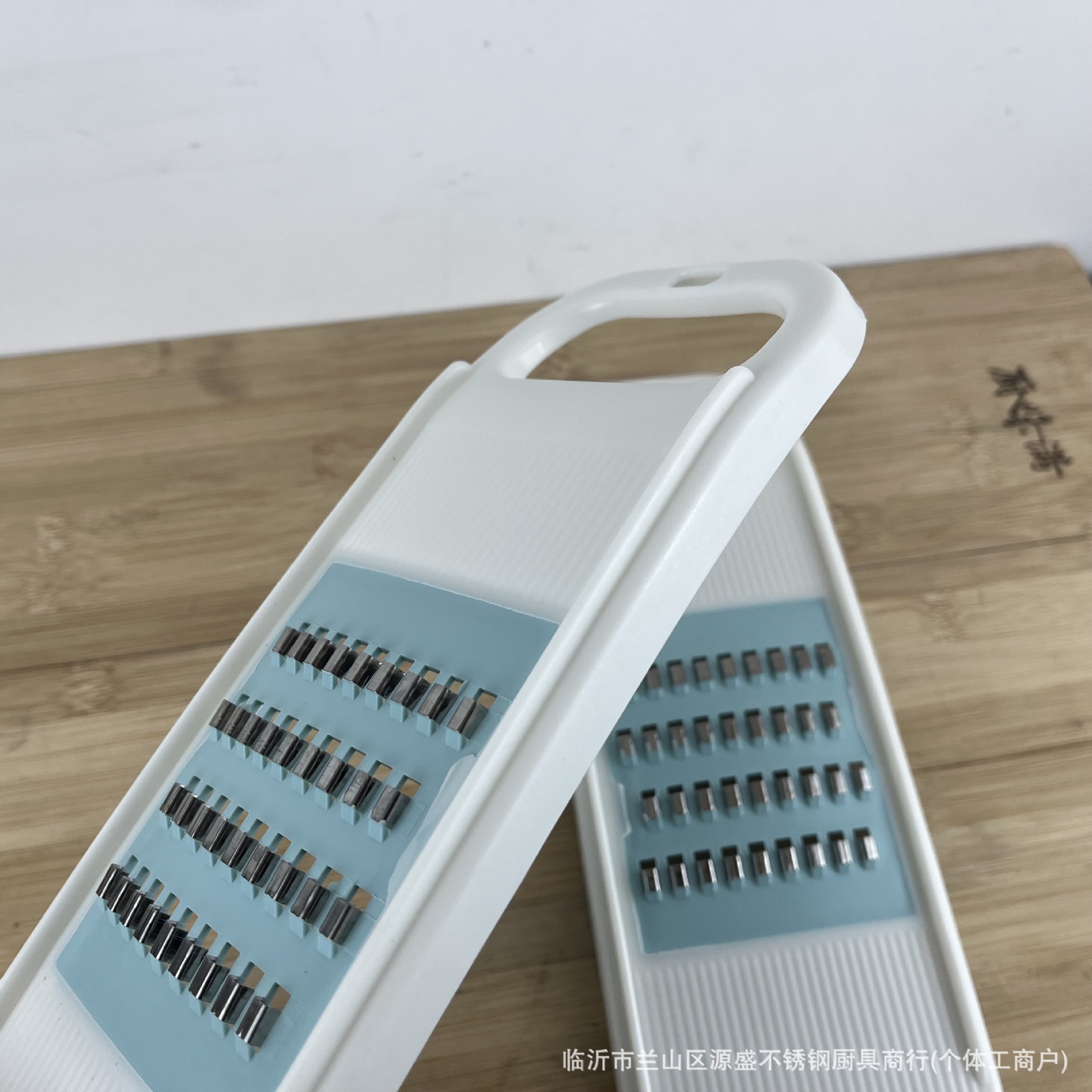 Grater for household kitchen, multi-functional grater, hand-safe for wiping cutting boards, hand-proof grater wholesale two-yuan store Specification drawing