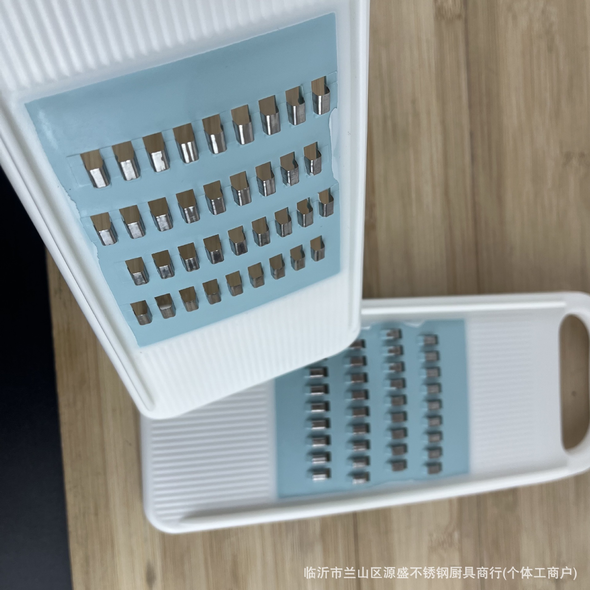 Grater for household kitchen, multi-functional grater, hand-safe for wiping cutting boards, hand-proof grater wholesale two-yuan store Application Scenario