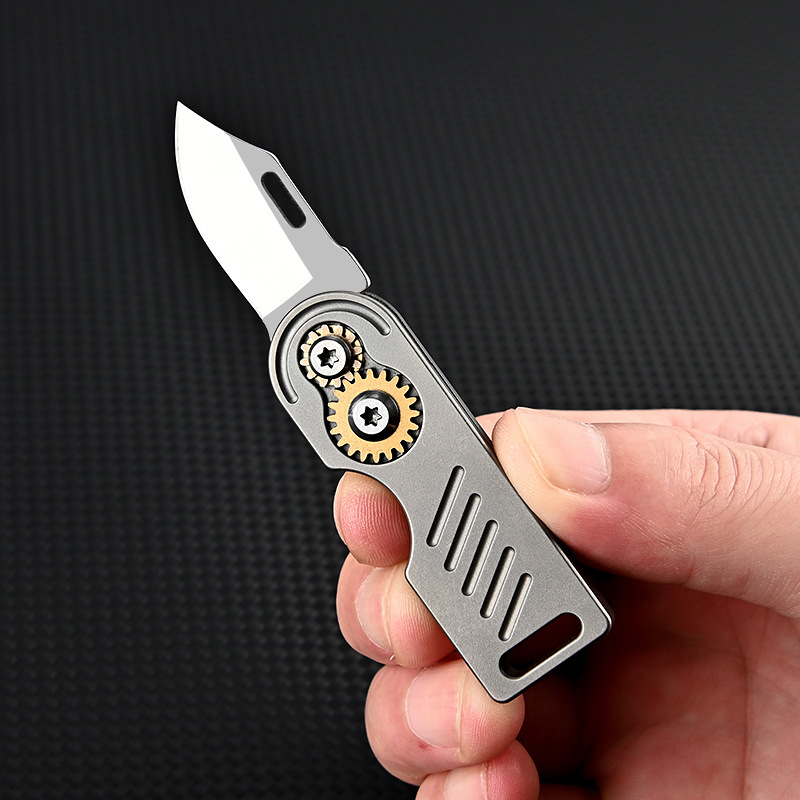 Titanium alloy gear knife, sharp and high-hardness D2 steel mini folding knife, portable keychain, portable unboxing and express delivery knife Specification drawing