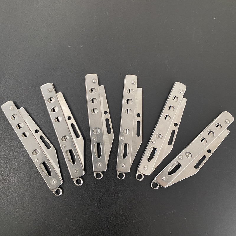 Foldable small steel knife with holes, portable knife, 1-yuan store, 2-yuan store wholesale supply Application Scenario