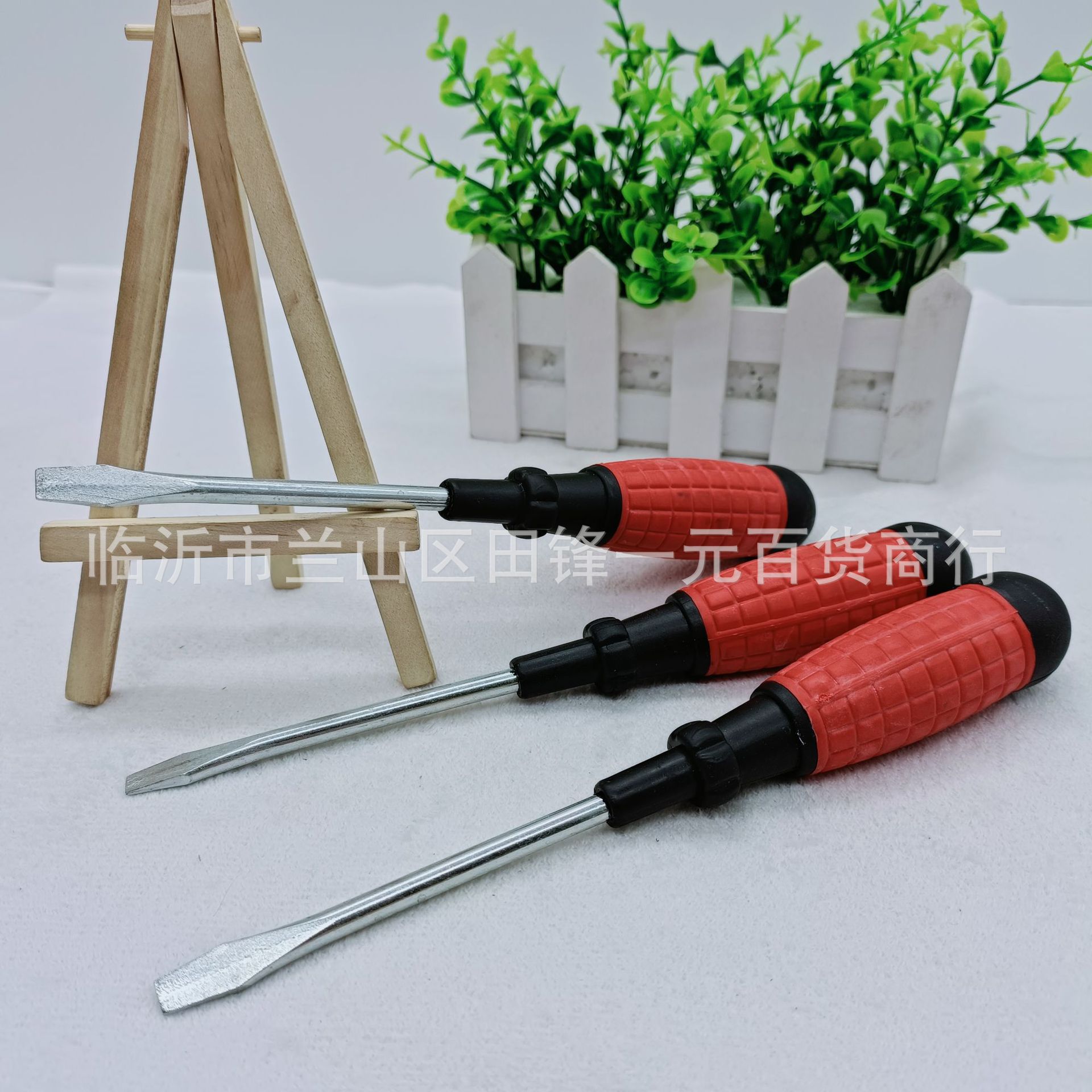 One-yuan 4-inch hand grenade screwdriver, plastic red handle screwdriver, flat-head screwdriver, one-yuan general merchandise wholesale Application Scenario