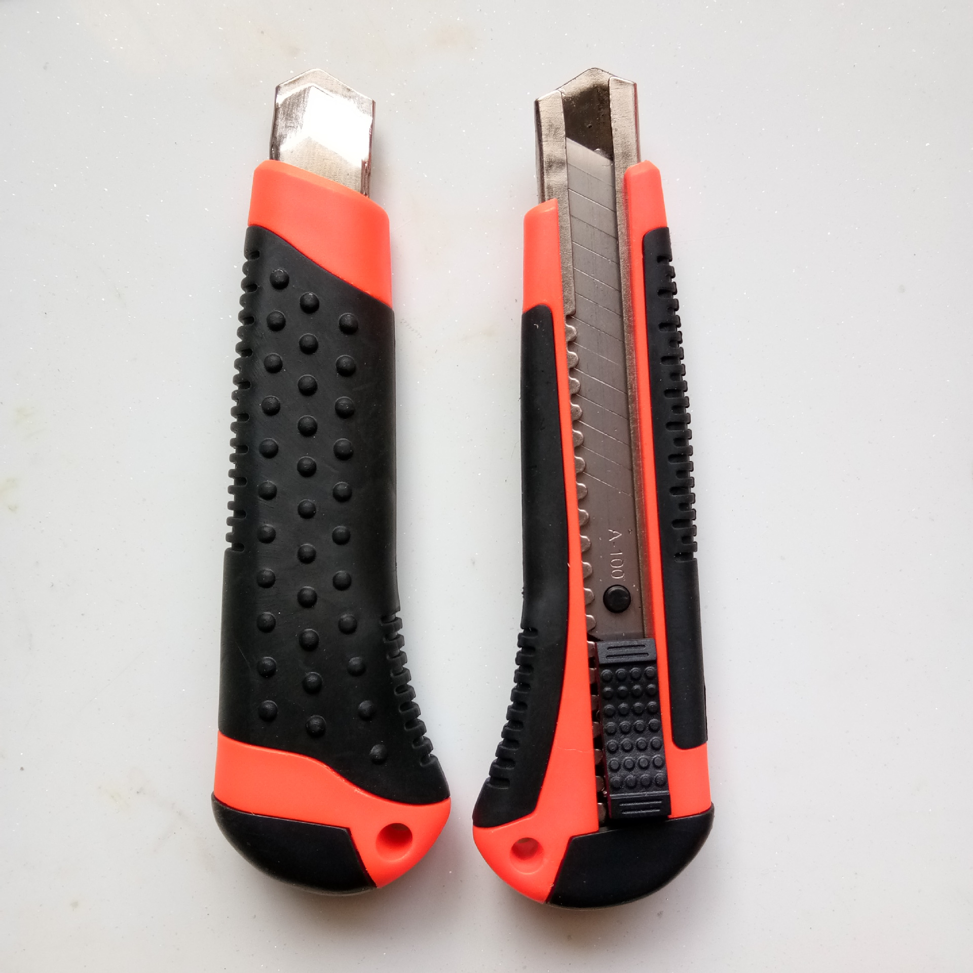 Wholesale large-sized knife frames, paper cutting knives, heavy-duty wallpaper knives, sharp single-sided rubber coating utility knives from the manufacturer details Picture